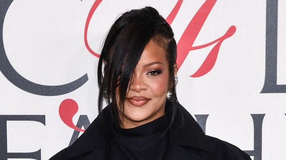 "Elle a morflé sévère", "Grosse et difforme" : deux mois après avoir accouché, Rihanna pose sur le tapis rouge et subit des critiques sur son corps post-partum