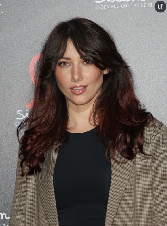 Delphine Wespiser dénonce sur le plateau de Tout beau tout neuf ce qu’a engendré sa célébrité : du stalking et du harcèlement de la part d’hommes intrusifs et inquiétants. On l’écoute, auprès de l’animateur Cyril Hanouna (dont le costume contraste étonnamment avec la gravité du propos) : “Il y a des gens qui m’attendent des jours entiers devant un studio… C’est vraiment flippant”.