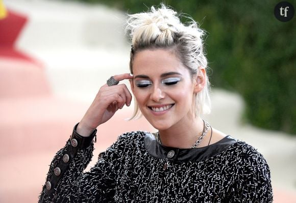 "Kristen Stewart est blonde !". Ca, c'est l'énorme scoop que décoche le média people et pop Just Jared à son million d'abonnés. En témoignent, quelques photos prises le 18 janvier à Los Feliz, en Californie, en pleine rue.