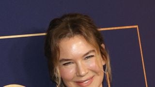 "Trop de Photoshop là", "C'est insultant ces photos" : Renée Zellweger "méconnaissable" dans Vogue ? Les fans sont impitoyables