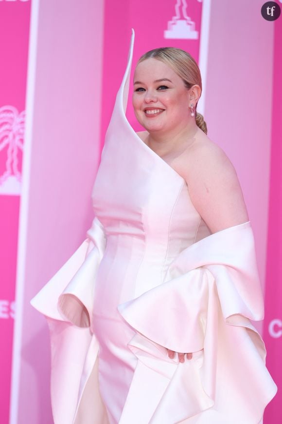 Nicola Coughlan est l’une des actrices les plus iconiques des Chroniques des Bridgerton. Comédienne “plus size”, victime de grossophobie, elle refuse cependant d’être associée au mouvement body positive, qui défend la diversité des corps. Pourquoi ?
