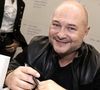 Suspendu d'antenne par NRJ12 après avoir été accusé de viol et d'agressions sexuelles par plusieurs femmes, l'animateur est vite revenu sur Europe 2.
