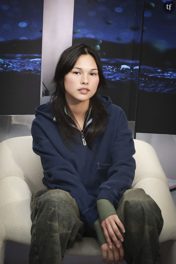 De plus, dans une interview rose des Inrocks, où Miki assume ses convictions, et elle déclare sans filtre : "Les gens m'ont toujours dit à chaque concert : C'est sexy, Miki ! Ca me gêne. Je m'habillais sexy avant et je me suis rendu compte que ce n'était pas moi en vérité. Je veux pas être sexy par défaut. C'est la façon de parler que je trouve sexy, de bouger les doigts... Je refuse de me plier à une image stéréotypée de la femme."