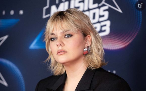 "Parce qu'elle est maman, elle doit cacher son corps ?" : Louane critiquée pour son look sexy qui dévoile son ventre, ses fans à la rescousse