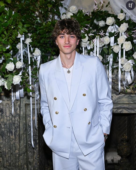 Oui oui. Soit Cheyane Casalegno, devenue depuis ses fiançailles avec l'interprète, Cheyane King. Mais pourquoi les internautes s'intéressent particulièrement à son cas ? C'est simple. Par une espèce de projection tortueuse qui éveille en eux de la jalousie à l'encontre de la jeune femme... Tout cela parce que Gavin Casalegno compte énormément d'admiratrices.