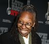 En tout cas, au sein de l'afroféminisme, Whoopie Goldberg célèbre sa singularité : sa défense envers et contre tout du no bra, cet élan néoféministe qui exige la libération des seins. Et milite de fait pour une vie sans soutien gorge. En l'occurrence, cela fait un demi siècle que Goldberg s'est affranchie de ce motif vestimentaire qui oppresse les poitrines des femmes.