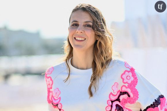 Depuis le 1er novembre, Nicole Ferroni est à l’animation de la sixième saison événement de Piquantes ! diffusée tous les samedis à 21 heures sur la chaîne Téva. Entourée de sa bande composée entre autres de Marion Séclin, Élise Larnicol, Thaïs Vauquière, Antonia de Rendinger, Laura Domenge, Christine Berrou ou encore Eva Rami, l'humoriste décrypte l’actualité avec un regard affûté tout en accueillant deux invités. 

Pour sa quatrième émission, Jérémy Frérot était invité pour faire la promotion de son actualité artistique. Face au sketch d'Antonia de Rendinger jugé "lourdaud" par de nombreux internautes, le chanteur a ri jaune.