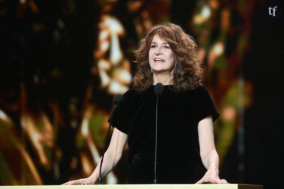 Cela alors que la comédienne l'affirmait avec fracas sur le plateau de C à vous : elle refuse les scènes de sexe et de nudité. "Vous pouvez vérifier mes contrats", y raconte-t-elle avec un humour qui n'appartient qu'à elle. Avant de poursuivre face à une Anne-Elisabeth Lemoine (ou Babeth) interloquée...