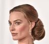 "Elle a l'air mal à l'aise" : en cuir rouge, Margot Robbie divise avec ce look très audacieux