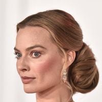 "Elle a l'air mal à l'aise" : en cuir rouge, Margot Robbie divise avec ce look très audacieux