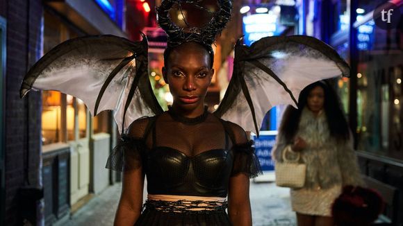 "Il y a des séries pierres angulaires : elles sont rares, précieuses. S'il est encore trop tôt pour éprouver l'empreinte qu'elle laissera dans le panthéon télévisuel sur la durée, Michaela Coel dans "I May Destroy You" semble avoir les atouts pour devenir un nouveau jalon de cette drôle d'époque", pouviez-vous lire alors sur Terrafemina." Libre et cash, inclusive et féministe, la nouvelle série de la showrunneuse Michaela Coel (qui avait déjà créé Chewing Gum pour Netlix en 2015) atomise les codes avec une écriture aussi vive que radicale"
