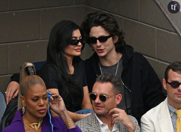 L'idylle formée de Kylie Jenner et de son compagnon Timothée Chalamet, suscite toutes les passions. Récemment, en pleine cérémonie des Golden Globes, les tourtereaux se sont embrassés, coupes de champagne à la main, sous le regard fasciné des photographes.