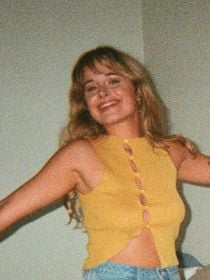 "Ca ballote", "Tes boobs" : cette YouTubeuse assume ses tenues et dénonce en images les messages des gros porcs sur sa poitrine