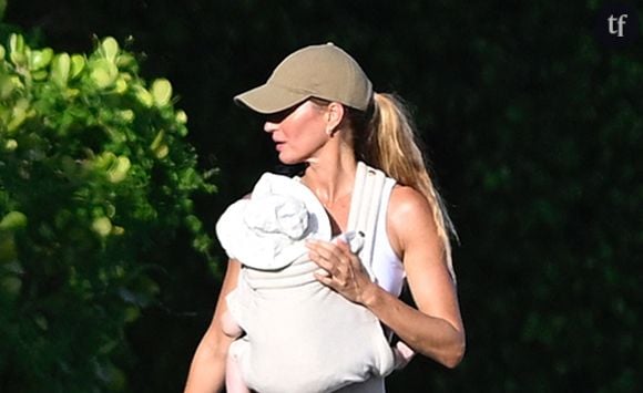 Maman de trois enfants

Gisèle Bündchen est déjà maman de deux enfants, Benjamin, 16 ans, de Vivian, 13 ans, qu'elle a eus avec son ex-mari, la star de la NFL Tom Brady. Gisele n'a pas encore dévoilé le prénom de son petit garçon, fruit de son amour avec son compagnon, le professeur de jiu-jitsu Joaquim Valente, mais elle partage de temps à autre quelques bribes de sa vie depuis sa naissance. 

"J’ai été plutôt discrète ces derniers temps, mais très occupée à profiter de la vie", a-t-elle écrit dans un message pour la fête des mères. "Parfois, les plus beaux moments ne sont pas partagés – ils sont simplement vécus." Plus tard dans le mois, elle s'est confiée sur sa routine bouleversée avec un nouveau-né. "Maintenant que mon bébé fait ses nuits, je maîtrise à nouveau mon rythme de vie", a-t-elle déclaré à Vogue France.