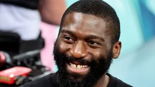 "Tous les hommes sont responsables, tous", affirme Cédric Doumbé face aux violences sexistes et sexuelles, mais son discours est très controversé