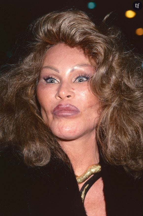 Alors que Jocelyn Wildenstein, surnommée la "femme chat", vient de nous quitter, la défunte personnalité se fait insulter par des internautes peu décents.