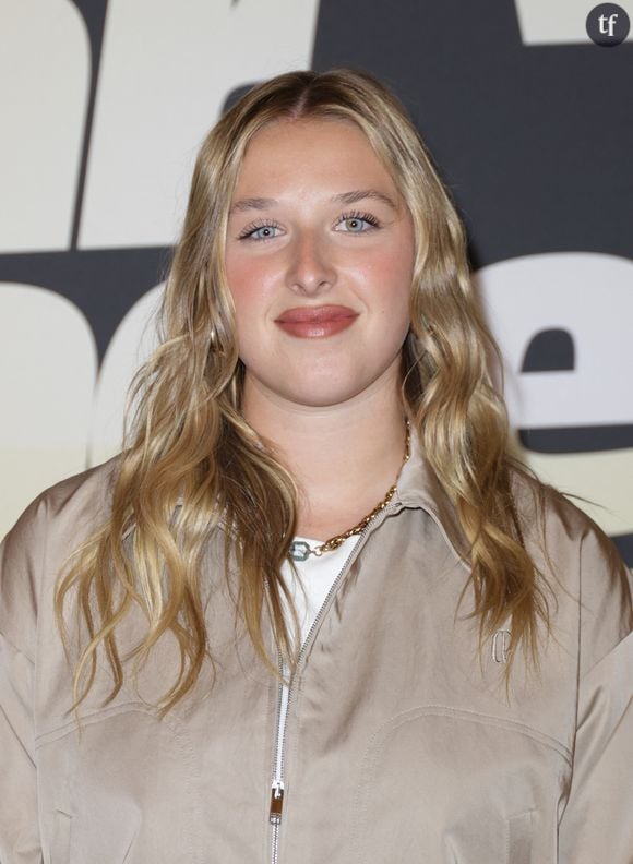 Récemment, la chanteuse belge de 24 ans a sorti Capuches. Elle y dénonce le harcèlement de rue, (tristement) familier à nous toutes.