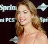 Oui, en plein tournage - ils sont plutôt mouvementés, armée oblige - Denise Richards a subi un accident. Elle explique effectivement avoir vu se briser... ses implants mammaires.