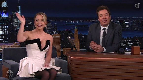 Sydney Sweeney est au coeur d'une polémique. Sa dernière campagne pour une célèbre marque de jeans met en scène l'actrice - l'une plus influentes d'Hollywood actuellement - à travers une suite de poses hyper sexualisantes : gros plans sur son décolleté, sa poitrine, ses fesses... Comme un air de retour en arrière sévère pour ces spots qui cherchent à ironiser sur le physique du sex symbol, mais ont suscité d'exacerbées réactions sur les réseaux sociaux.