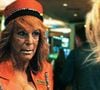 Dans The Last Showgirl, Jamie Lee Curtis incarne une ex danseuse de revue et serveuse dans un bar à strip tease qui multiplie les punchlines réjouissantes auprès de Pamela Anderson.