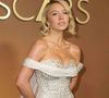 Sydney Sweeney est iconique avec cette robe Miu Miu sur les épaules. Un femmage spectaculaire à Marilyn Monroe.