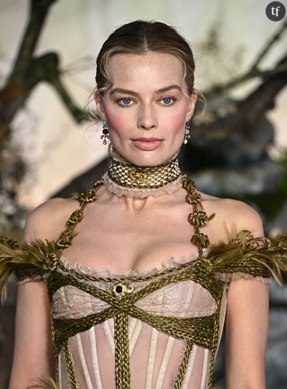 Mais pour cette occasion australienne, Margot Robbie a donc choisi un look plus moderne, issu de la collection Haute Couture Printemps 2026 de Chanel, marque dont elle est l’égérie.