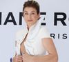 "C'est non", "Ca ne lui va pas du tout", "Horrible", "Elle est totalement ridicule", "On dirait la chanteuse Lorde", fustigent en abondance les internautes sur les réseaux sociaux à propos de Kate Walsh. Haters qui jugent l'actrice sur sa tenue comme manière de juger en filigrane la manière dont elle dispose, librement, de son corps et de son apparence.