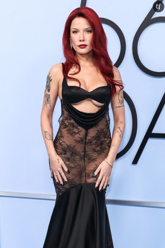 Présente aux côtés de son fiancé Avan Jogia pour la première de 56 Days, l'auteure-compositrice-interprète, poète, entrepreneuse et actrice américaine est apparue dans une robe noire dos nue multi texturée aussi osée que stupéfiante.