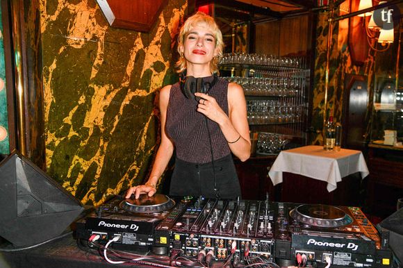 L'an dernier, Flore Benguigui avait levé la voix au sujet du sexisme dont elle a été victime sur la scène musicale. Et plus particulièrement au sein du très populaire group electro-pop dont elle était la voix : L'impératrice. Un indispensable de l'époque The Pirouettes, Polo & Pan et Fishbach. Son témoignage était accablant.