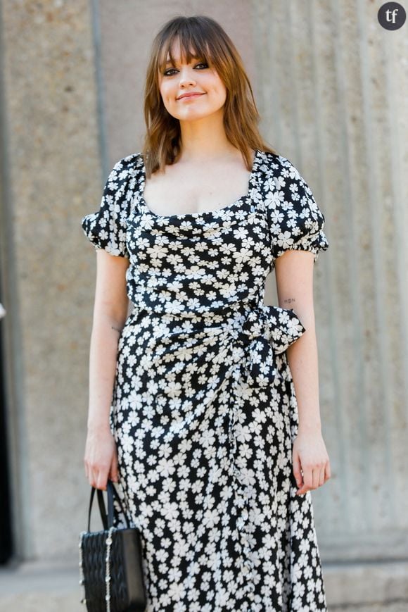 Ajoutant tel que le relaie le Daily Mail : “Jouer a toujours fait figure de safe place, de zone de confort, pour m’aider à affronter mes sentiments”. Ariana Grande, Selena Gomez, les jeunes artistes aiment à donner le la aux enjeux de santé mentale qui les concernent directement. A juste titre. L’actrice de The White Lotus Aimee Lou Wood les rejoint sur ce point et parle pour toutes les femmes concernées qui ne le peuvent pas ou ne sont pas écoutées. On applaudit cette porte-parole de grand talent.