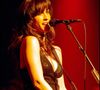 Cela va avoir de lourdes conséquences sur la santé mentale d'une artiste déjà très vulnérable psychologiquement, dépressive, hyper sensible, et plus encore, tourmentée par des pensées suicidaires... ALANIS MORISSETTE : "J'ai une tendance anxieuse et dépressive. Les personnes sensibles sont beaucoup plus sensibles à leur environnement. Si vous placez une personne hypersensible dans un environnement où elle est intimidée ou rabaissée, elle aura presque envie de se suicider. C'est le pire. Si vous placez une personne hypersensible dans un environnement où elle est soutenue, soutenue et écoutée, elle s'épanouit"