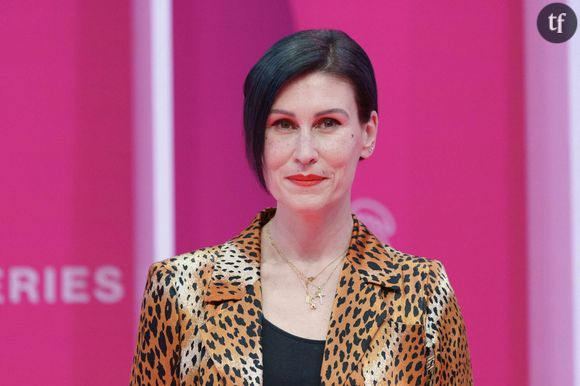 Mal baisée, okay, mais la faute à qui ? C'est la question que pose Ovidie dans l'émission 28 minutes, le JT estampillé Arte, présenté par Elisabeth Quin. Ovidie, faut-il encore la présenter ? Ex travailleuse du sexe, sujet qu'elle a largement abordé à l'écrit, comme en images, cette réalisatrice et militante féministe pro-sexe est l'un des regards les plus aiguisés, et réjouissants, de la pensée critique. Elle est l'autrice d'un best seller : La chair est triste hélas. Succès en librairies où elle dénonce l'injonction à la sexualité, et plus encore, milite pour une grève du sexe, et de l'hétérosexualité.