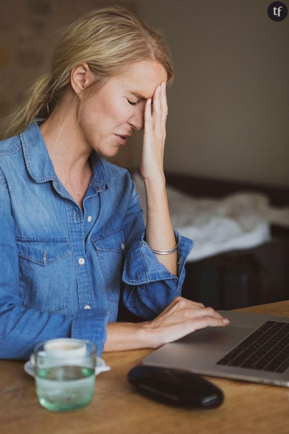 Expression malheureusement assez populaire de ces dernières années, le burn-out désigne un état d’épuisement émotionnel, physique et mental causé par un stress chronique prolongé et lié au travail. Les personnes atteintes de burn-out ressentent souvent un fort déséquilibre entre l’effort fourni au travail et le résultat, avec cette impression de donner plus qu’elles ne reçoivent, ainsi qu’un sentiment d’absence d’autonomie.