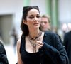 La star adulée des américains, notamment pour son incarnation d'Edith Piaf (Oscarisée) s'est laissée aller à quelques photos glorieuses en exclusivité aux côtés de l'iconique Jennifer Aniston et de la tout autant emblématique Reese Witherspoon... Afin d'annoncer son arrivée dans une série appréciée par l'audience US, entre autres : The Morning Show.