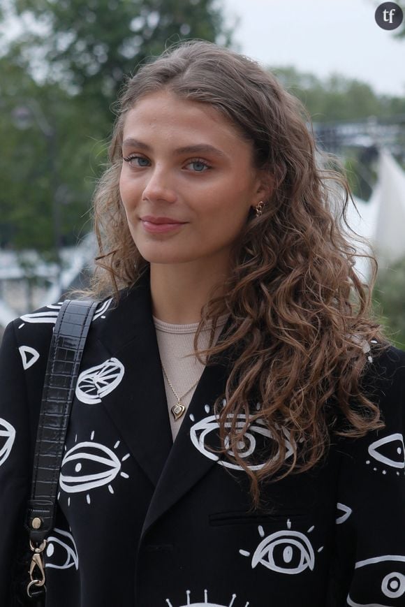 La jeune chanteuse évoque sans bafouiller ce qu’elle a éprouvé dans la sphère musicale, profondément marquée par une forme de boys club qui ne dit pas son nom - milieu masculin où règne une solidarité entre hommes au détriment de leurs collègues féminines.