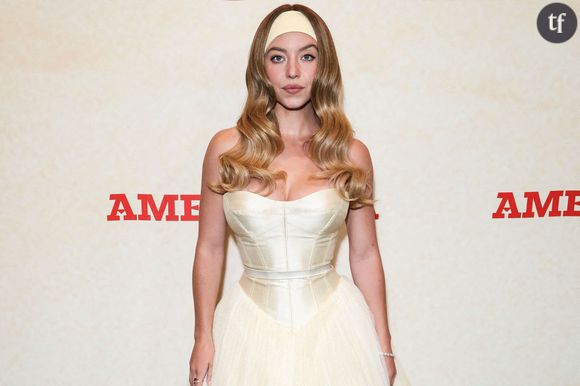 Sydney Sweeney recrée le look de Britney Spears

Sydney Sweeney a fêté son 28e anniversaire entourée de sa famille et de ses amis vêtus de tenues cosmiques. La vedette d'Hollywood a fait tourner les têtes avec une robe métallique précédemment portée par Britney Spears pour sa fête sur le thème de l'espace. L'actrice portait une mini-robe argentée scintillante avec des ornements en forme d'étoiles, la même robe que la superstar de la pop, aujourd'hui âgée de 43 ans, avait portée il y a près de deux décennies, à l'époque de son album Circus.

Si la star a reçu des milliers de compliments, les fans de Britney, eux, n'ont pas été ravis de cet hommage. "Britney la porte beaucoup mieux", écrit un internaute. "Pourquoi chaque fois qu'ils essaient de la copier, ils finissent toujours par être plus vulgaires ?", interroge un utilisateur. "Ses gros seins sont horribles dans une tenue pareille", renchérit un autre. "Britney de Temu", lit-on encore.