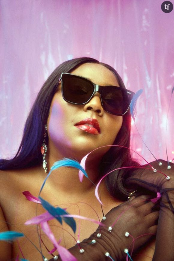 Les faits les plus mémorables décrits par les employées sont ceux-ci : la chanteuse les aurait emmenées dans un club du quartier rouge d'Amsterdam avant de les inciter à "toucher des danseuses nues lors d'un spectacle en direct" et à "manger des bananes dépassant du vagin des interprètes".