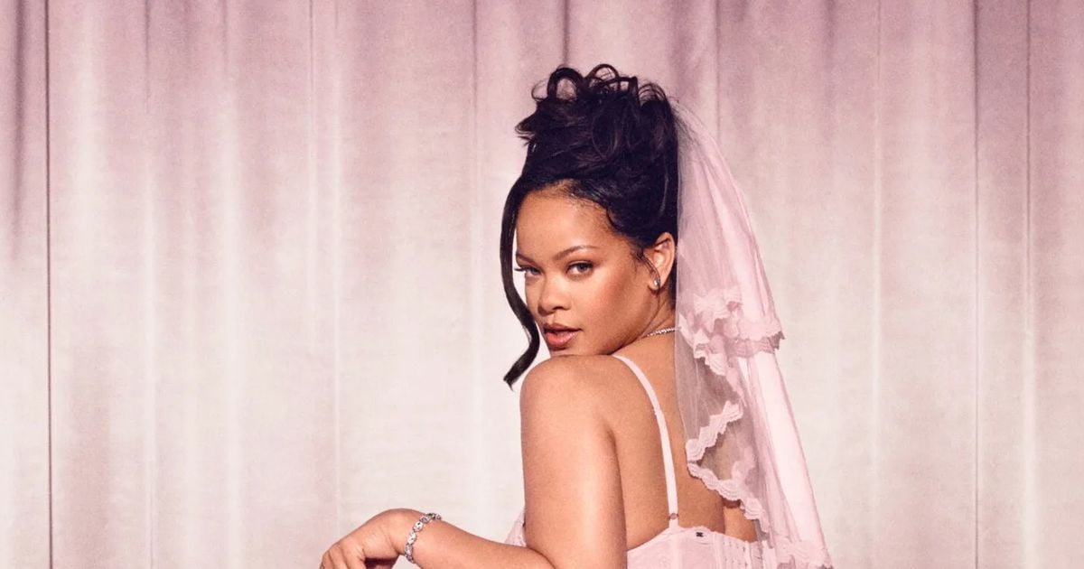 "Quel corps !" : plus sexy que jamais en mariée, Rihanna se dévoile en string et porte-jarretelle (et relance les rumeurs de fiançailles)
