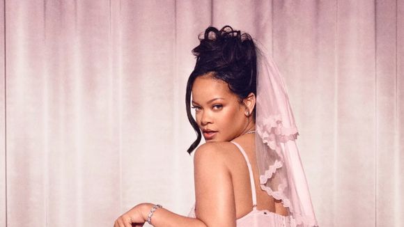 "Quel corps !" : plus sexy que jamais en mariée, Rihanna se dévoile en string et porte-jarretelle (et relance les rumeurs de fiançailles)