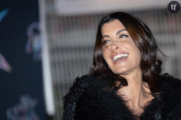 On y voit la chanteuse de 42 ans arriver en dansant au milieu des invités, se brumiser le visage ou encore interpréter a capella son titre de 2004, "Ma Révolution".