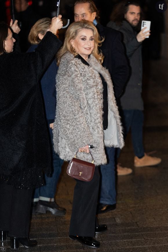 L’iconique Catherine Deneuve est apparue ce mercredi 21 janvier à l’occasion du défilé AMI qui s’est tenu dans le sous-sol d’un immeuble des Champs-Elysées.