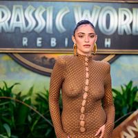 "On dirait Kylie Jenner !" : cette actrice de Jurassic World ose la naked dress sur le tapis rouge, et son look sulfureux fait controverse