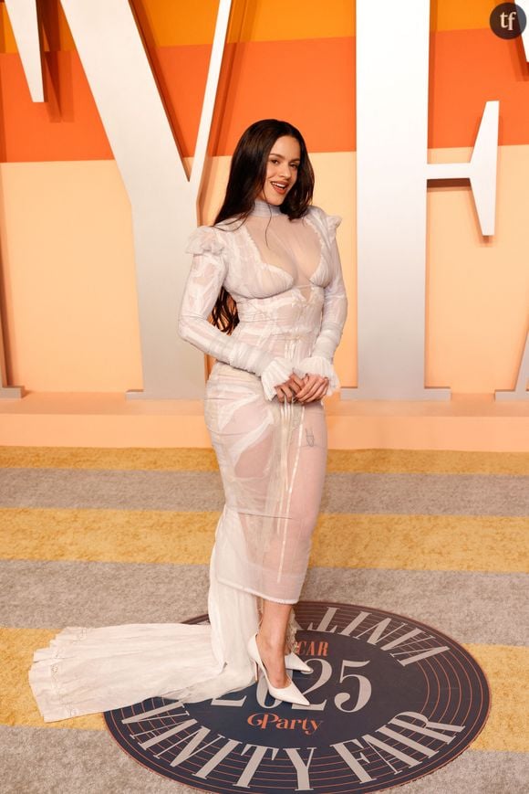 "Princesse des temps modernes" : entre body sexy et robes élégantes, cette popstar iconique "sidérante" sur ces photos qui l'érigent en "diva" absolue