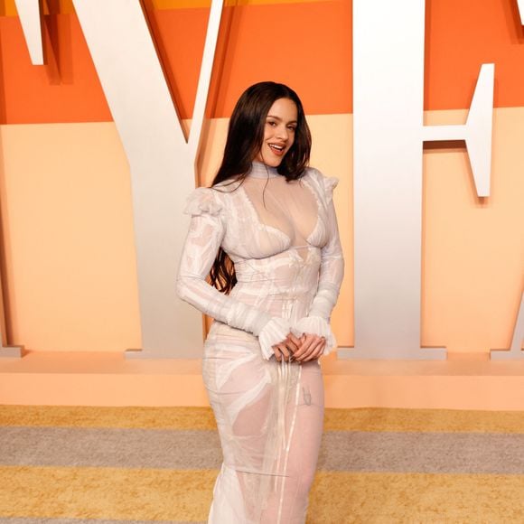 "Princesse des temps modernes" : entre body sexy et robes élégantes, cette popstar iconique "sidérante" sur ces photos de "diva" absolue