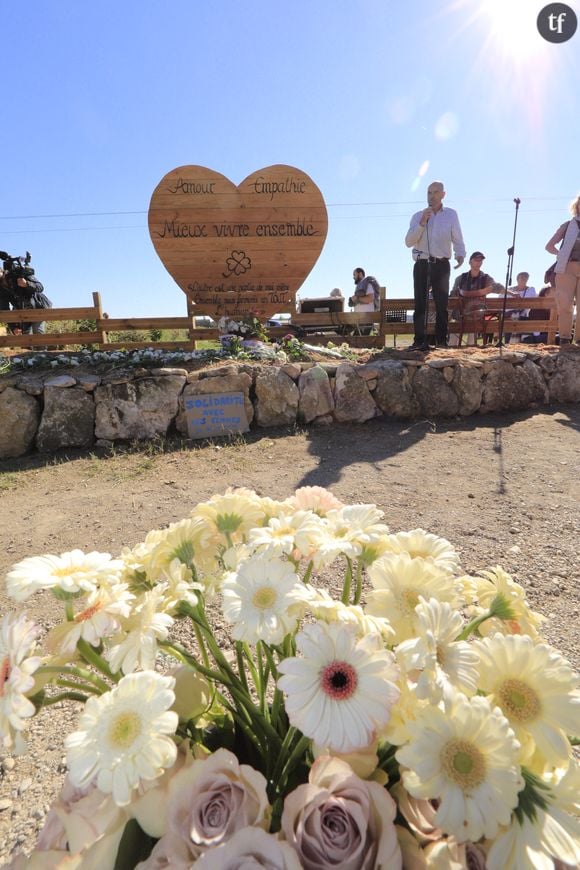 Un témoignage émouvant, mais qui a engendré nombre de commentaires affligeants. Effectivement, beaucoup de misogynes semblent détester les prises de parole publique de Gisèle Pélicot, critiquent sa mise en lumière, la moindre de ses attitudes, vont jusqu’à mettre en doute ses pertes de mémoire et ses récits, malgré l’issue du procès Pélicot l’an dernier. Oubliant les violences dont elle a été victime, lui refusant aussi bien le droit de s’exprimer que celui d’être heureuse, ou tout du moins, de ne plus souffrir.