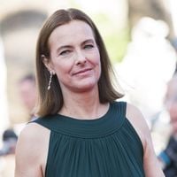 "Il est incapable d'agresser" : Carole Bouquet défend Gérard Depardieu, accusé de viols et d'agressions sexuelles par une dizaine de femmes, et ça scandalise (sauf Fanny Ardant)