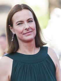 "Il est incapable d'agresser" : Carole Bouquet défend Gérard Depardieu, accusé de viols et d'agressions sexuelles par une dizaine de femmes, et ça scandalise (sauf Fanny Ardant)