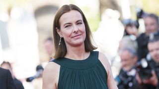 "Il est incapable d'agresser" : Carole Bouquet défend Gérard Depardieu, accusé de viols et d'agressions sexuelles par une dizaine de femmes, et ça scandalise (sauf Fanny Ardant)