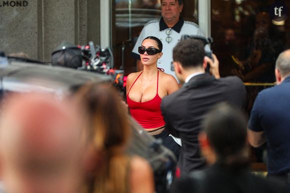 "C'est effrayant", "horrible" : Kim Kardashian trop vulgaire ? C’est le fashion faux-pas avec cette tenue spectaculaire