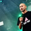 "Il ose chanter des textes engagés, quelle honte" : accusé d'agressions sexuelles, le leader de ce groupe de rock continue les concerts et scandalise